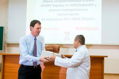 Співробітники Альфа-Банку Україна і Укрсоцбанку передали інституту Амосова хірургічні інструменти на суму 200 тисяч гривень