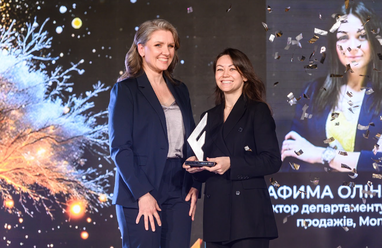На фото: руководительница Медиа бизнеса Treeum Надежда Квитка вручает награду Серафиме Олиной