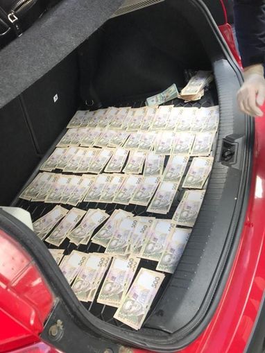 Чиновника Минобразования уличили в получении взятки в 300 тысяч гривен (фото)