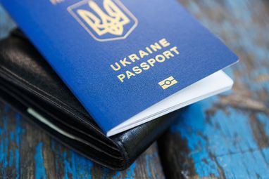 Українцям за кордоном видадуть паспорти, які «застрягли» у ДП «Документ» — Верещук