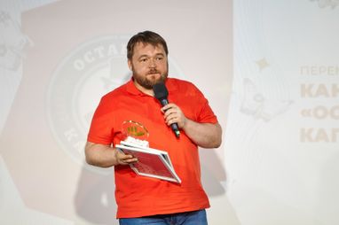 Валентин Красноперов с наградой на сцене Fin Blogger Award.