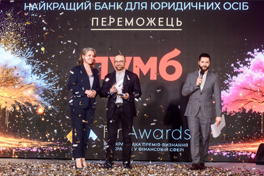 На фото: Керівниця медіа бізнесу Treeum Надія Квітка вручає нагороду представнику банку