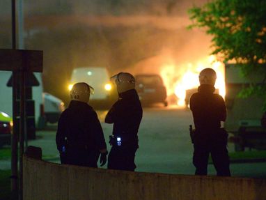 Швеция в огне: массовые беспорядки в Стокгольме продолжаются уже 3 дня (ФОТО)