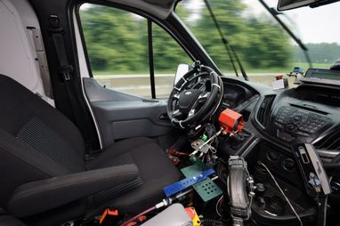 Ford замінив водіїв-випробувачів роботами