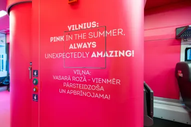 Между двумя столицами Европы запустили розовый вагон-холодник (фото)