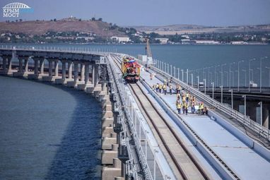 Побудовано перший залізничний шлях Кримського моста (фото)