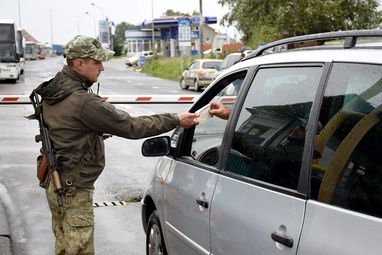 Заборона в'їзду в Україну: які можуть бути причини відмови та що робити