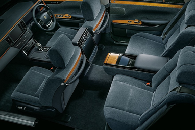 Toyota запустила у продаж розкішний седан Century (фото)