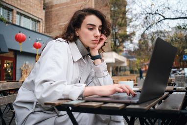 В 2026 году средний чек проекта от заказчика из-за границы на Freelancehunt составляет около 22 700 грн, а от украинского — около 5 400 грн,