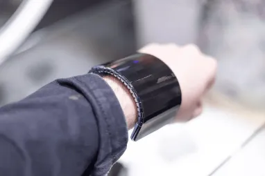 Samsung показала гибкий смартфон, который можно носить на руке (фото)