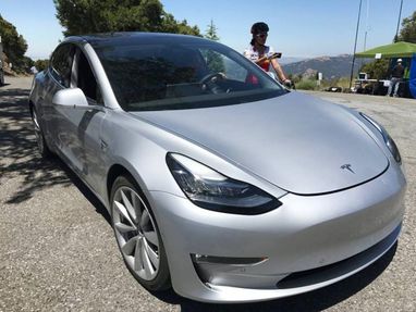В Сети появились первые снимки салона Tesla Model 3 (фото)