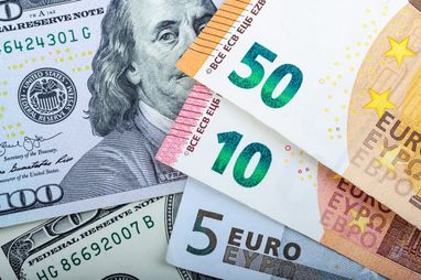 Банкір спрогнозував, чого очікувати від курсів долара та євро в липні