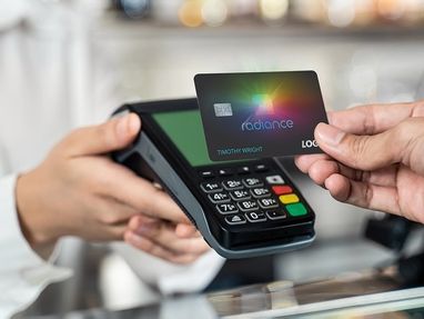 Випущено перші у світі банківські картки з OLED-дисплеями — Finance.ua