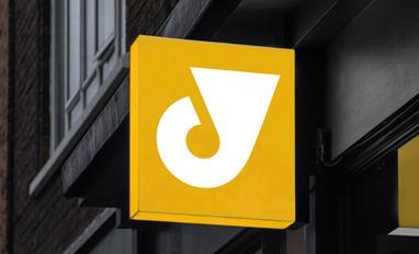 В новом бренде символ присутствия на карте («пин») уступил место почтовому рожку в форме буквы «У»