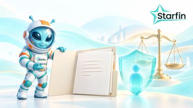 Рекламний банер бренду «Starfin», на якому приязний блакитний 3D-інопланетянин у біло-помаранчевому скафандрі стоїть поруч із відкритою текою з документами, вказуючи на прозорий захисний щит із силуетом людини, за яким розташовані золоті терези Феміди на світлому абстрактному тлі з плавними лініями.