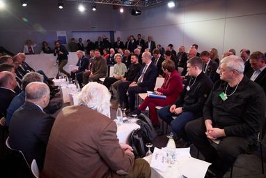 Зеленський у Давосі запросив великий бізнес інвестувати і відновлювати Україну