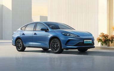 BYD представила бюджетный гибридный седан с запасом хода 2000 км (фото)