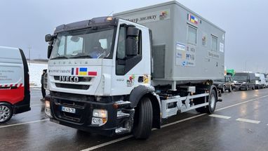 Французские пожарные передали украинским пограничникам уникальный автомобиль (фото)
