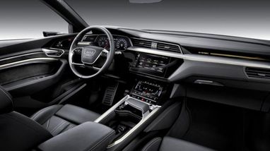 Audi представила доступну версію електрокросовера (фото)