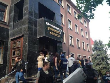 У Донецьку cепаратистам взяли штурмом будівлю облпрокуратури (ФОТО)