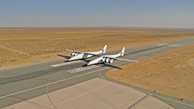 Самый большой в мире самолет впервые выкатили на взлетную полосу (фото, видео)