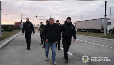 В Україну екстрадували забудовника, який ошукав інвесторів 42 новобудов Києва (фото)