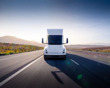 Новий рекорд: електровантажівка Tesla Semi проїхала понад 800 км з повним навантаженням