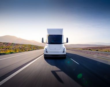 Новый рекорд: электрогрузовик Tesla Semi проехал более 800 км с полной нагрузкой