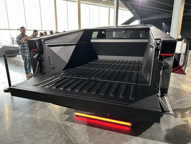 Раскрыты интересные подробности и характеристики электропикапа Tesla Cybertruck (видео)