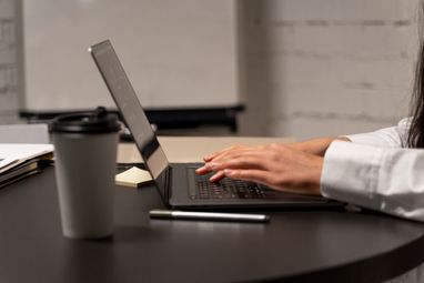 Кого та чому звільняють українські й закордонні ІТ-компанії — дослідження