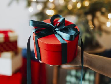 Американские потребители планируют потратить более $1000 на рождественские подарки — исследование