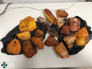 СБУ блокувала контрабанду рідкісного виду бурштину в арабську країну (фото)