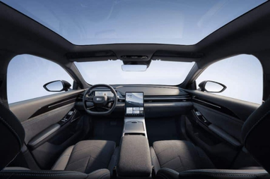 Geely представила новый гибридный седан с огромным экраном в салоне (фото)