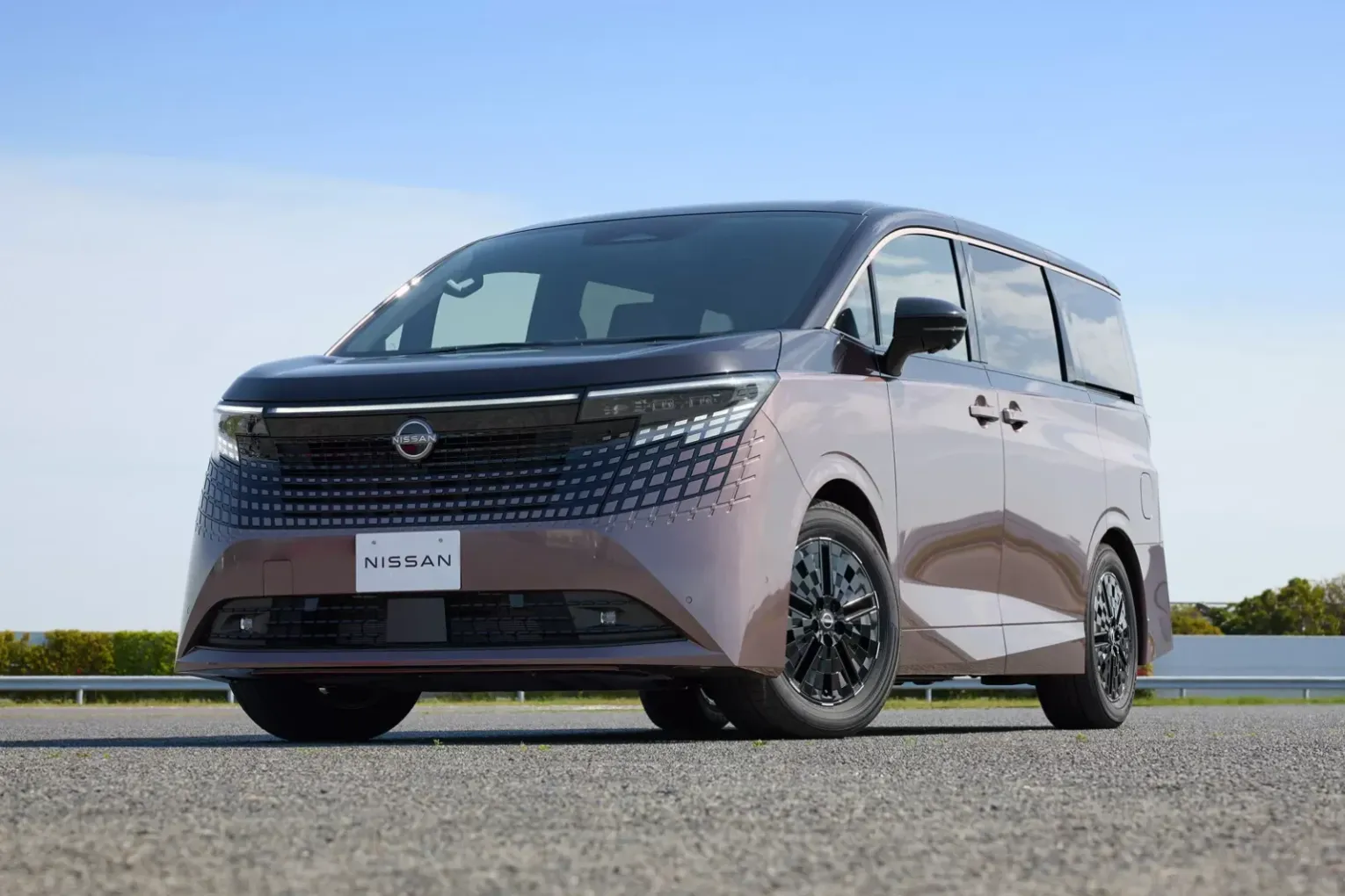 Nissan представив гібридний мінівен Elgrand із двома електромоторами