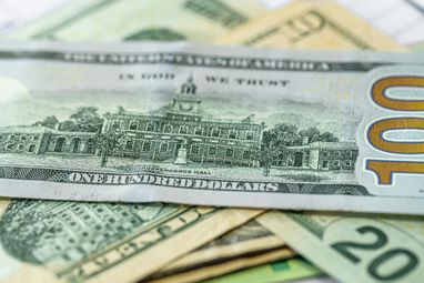 В апреле средний официальный курс гривны к доллару укрепился на 0,2%