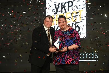 Експерт валютного ринку Finance.ua Олексій Козирєв (ліворуч) вручив нагороду інвестору та співзасновнику YouTube-каналу «УкрІнвестКлуб» Дмитру Карпіловському (праворуч)