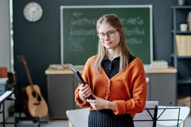 Вчителька у школі