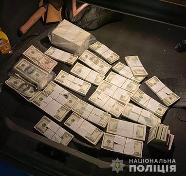 В Киеве двое мужчин пытались сбыть 240 тысяч фальшивых долларов