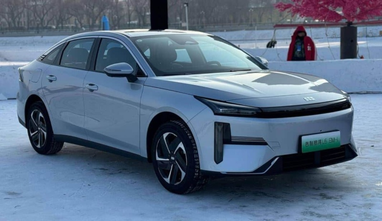 Geely представила новый гибридный седан с огромным экраном в салоне (фото)