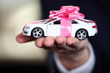 Среди подаренных автомобилей были Rolls-Royce, Porsche и Rivian