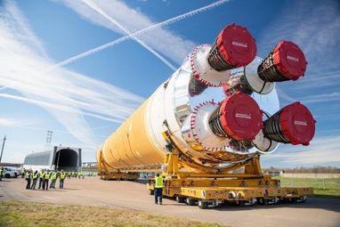 NASA показало зібрану надважку ракету SLS для польотів до Місяця (фото, відео)