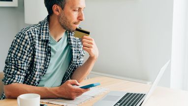 На 99% людей это не повлияет: экономист прокомментировал ограничение переводов между картами