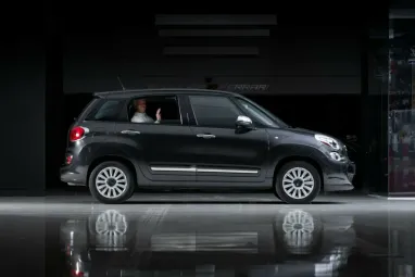 Fiat 500L Папы Римского выставили на аукцион