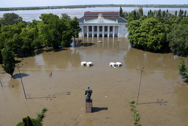 Зеленський доручив компенсувати збитки жителям Херсонщини, які постраждали від зруйнування Каховської ГЕС