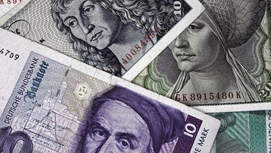 Немцы до сих пор обменивают дойчмарки на евро через 23 года после введения валюты