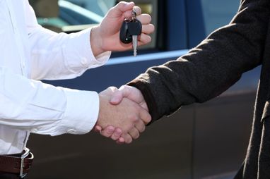 Передача ключів під час продажу автомобіля