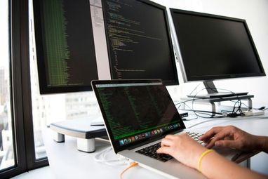 Гіг-контракт, ФОП, офіційне працевлаштування: хто з айтівців заробляє більше
