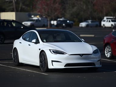 Из-за пошлин Трампа Канада заморозила выплаты скидок для Tesla
