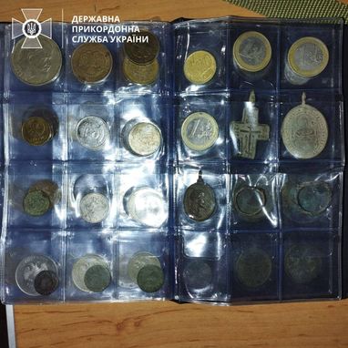 Сотни монет разных номиналов и ювелирные украшения: на границе с Польшей обнаружили контрабанду