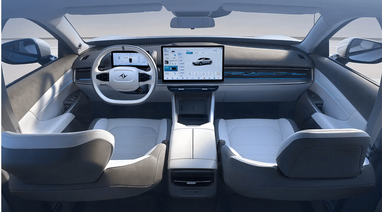 На центральній панелі встановлено великий тачскрін